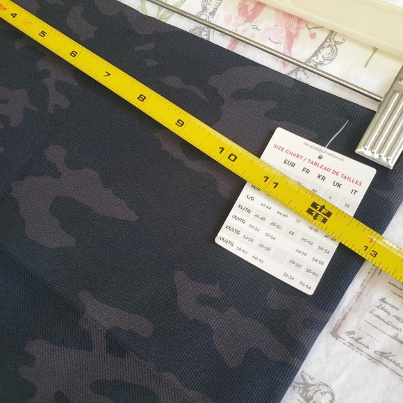 NWT Spanx Look‎ At Me Now Seamless Black Camo Leggings High Rise Women's Sz L - Picture 5 of 6